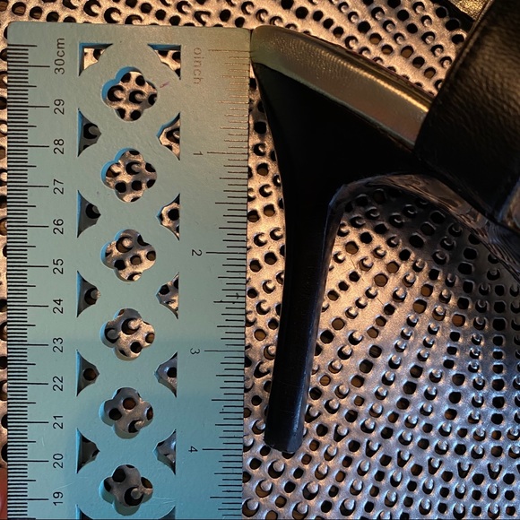 Isaac Mizrahi Strappy Stiletto Cocktail Heels Black & Gold 9 - Picture 8 of 8